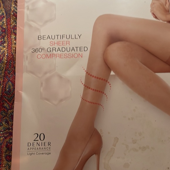 Hanes Leg Boost Celluite Smoothing Black 360 Graduated Compression Pantyhose(2) - Picture 4 of 10